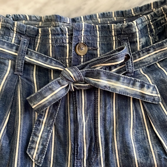 American Eagle striped trouser short with waist tie accent ribbon. Size 6 - Picture 4 of 6